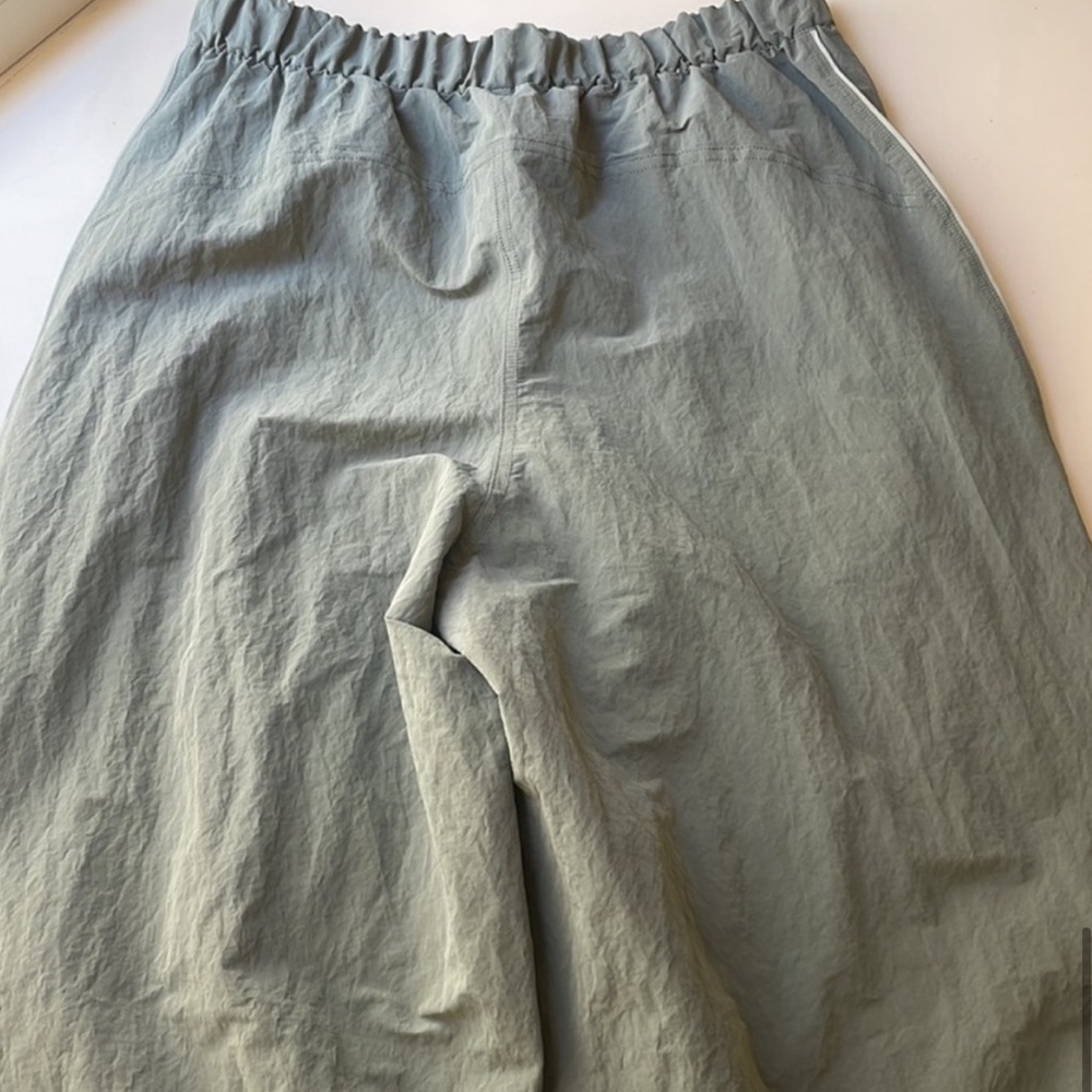 Lululemon Crinkle Nylon Mid-Rise Track Pant Wordmark - Picture 9 of 9